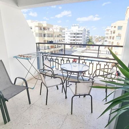 Modern Retreat: 2Br Stylish Apt With Comfy Rooms! Smart Tv With 200Mbps Internet Larnaca Esterno foto