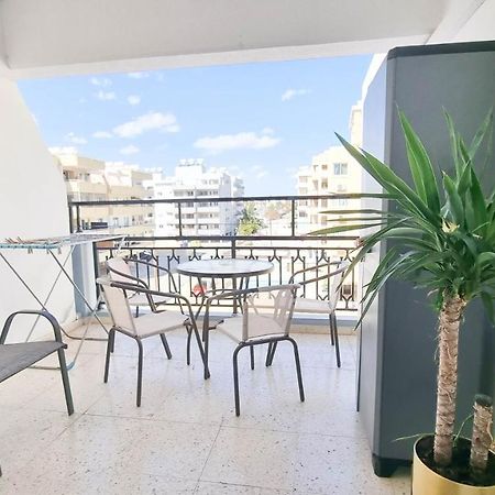 Modern Retreat: 2Br Stylish Apt With Comfy Rooms! Smart Tv With 200Mbps Internet Larnaca Esterno foto