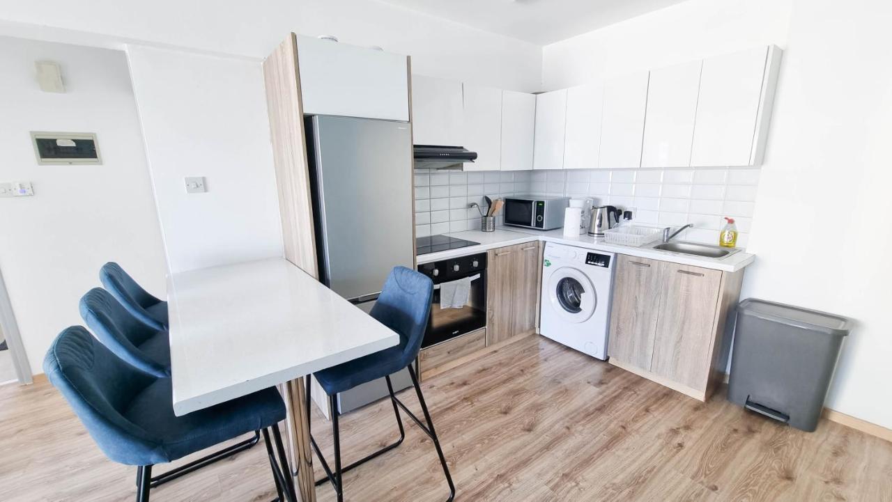 Modern Retreat: 2Br Stylish Apt With Comfy Rooms! Smart Tv With 200Mbps Internet Larnaca Esterno foto