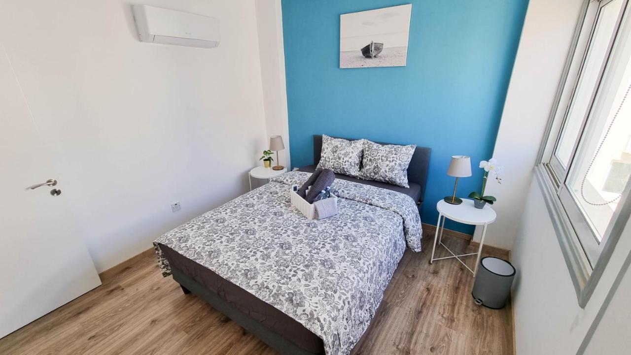 Modern Retreat: 2Br Stylish Apt With Comfy Rooms! Smart Tv With 200Mbps Internet Larnaca Esterno foto