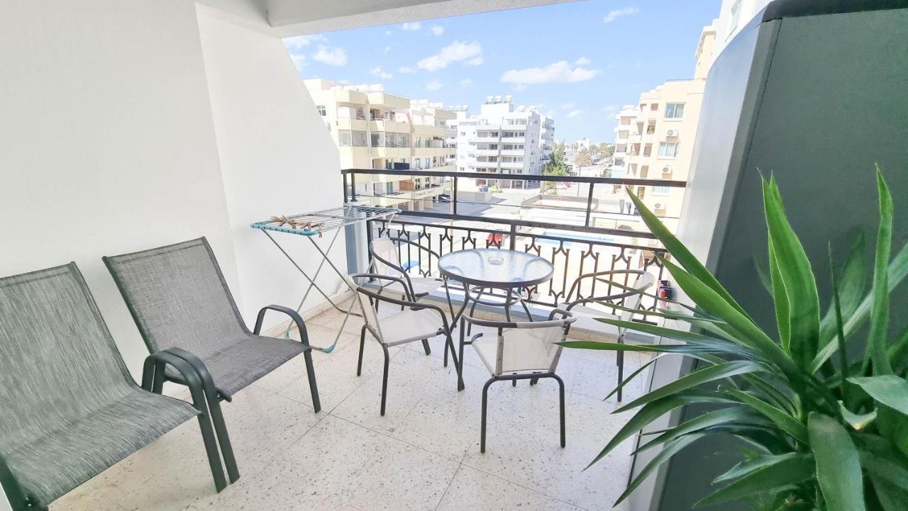 Modern Retreat: 2Br Stylish Apt With Comfy Rooms! Smart Tv With 200Mbps Internet Larnaca Esterno foto